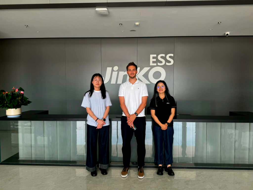 Valfortec visita la factoría de Jinko ESS en China para supervisar las baterías que desplegará 1